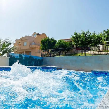 Luxury With Private Pool And Jacuzzi *